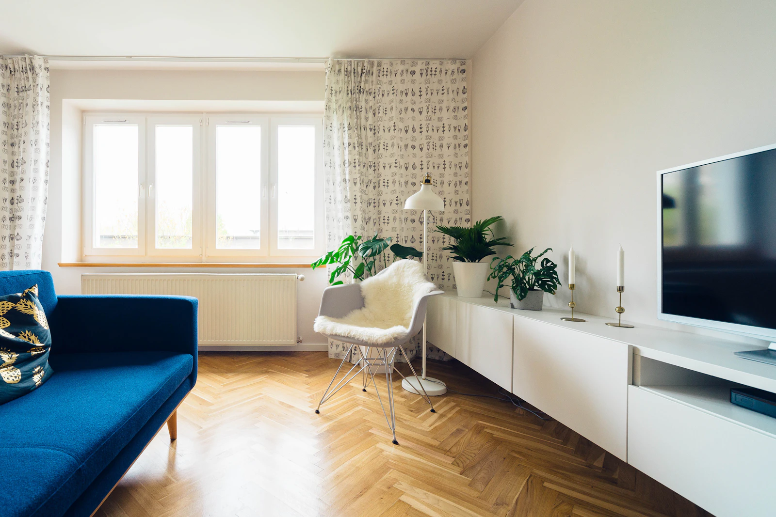 Small residential room with compact furniture, pale walls, and limited decorative objects, shown as small-space inspiration.